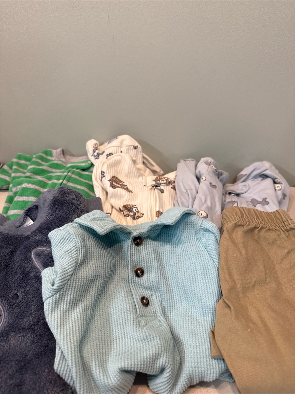 Carters Baby Boy 6 Month Lot Of Clothing 6pcs— 2 sleepers, 1 fleece sleeper, etc